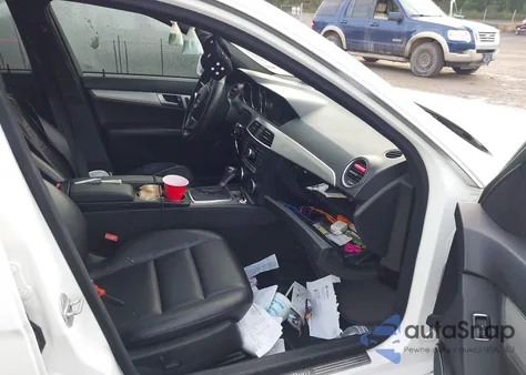 2013 Mercedes-Benz C 250 Sport z USA, uszkodzony, nr VIN WDDGF4HB0DR279502